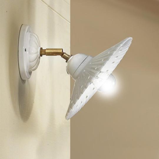 klasicka biela nastenna lampa nastavitelna spot kuchyna obyvacka chodba spalna mediteran country elegantny mestiansky keramika talianska toskanska vlnita tienidlo vidiecky zlata medena.jpg